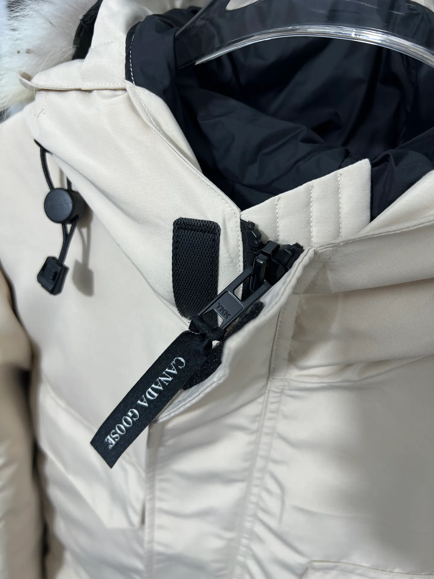 P780 🆕 Top original version, supports chip sensor with handbag 𝗖𝗮𝗻𝗮𝗱𝗮 𝗚𝗼𝘀𝗲 / 🇨🇦 Canada Goose 08 Down Jacket ⚠️ Partners who have been cooperating with us in the past few years know that no matter what is produced outside, our pure genuine trading company ships ❗️ After the test of time, we have received rave reviews. You can compare the market products with us. If you are not satisfied, you can return it at will. You are also welcome to come to ZG to see it and then come to my home to buy‼  1⃣️ The filling is 80% white duck down, with a weight of 500g. Regarding the down content, you can feel it with your hands. Good down has no embarrassment and can be called a walking duvet! 2⃣️ The fabric is made of Feather-Light 10D waterproof coating fabric, which is made of 84.5 polyester fiber and 15.5 cotton. The surface is treated with a special Teflon protective coating produced by DuPont to prevent wind and splash water, and makes the clothing anti-pollution and long-lasting new features! 3⃣️ One-piece seamless cuffs, 13cm official length, all seals are stamped, and all the inner liner is hemmed. The overcoat means sewing all the inner liner once. On the one hand, it is to prevent the velvet from running off, and on the other hand, it can keep the stiffness of the clothes! 4⃣️ Original Yoshida Kogyo Kabushikigaisha zipper, top-grade zinc alloy electroplated zipper with the highest specifications, using precise Japanese craftsmanship, raw materials and management methods. Each zipper can withstand 100,000+ openings and closings 5⃣️ The detachable fur collar is made of top-grade imported wolf fur, which is not comparable to the loose and soft raccoon fur and fake fur on the market. It is a natural Siberian coyote fur collar. The delicate and strong feel is the sense of life that comes from the erosion of wind and frost in nature. 6⃣️ Main logo double-thread 9-needle locking stranded embroidery, electronic digital automatic embroidery, maple leaves with sharp edges. Size: XS-XXL Color: black, off-white, graphite gray, sapphire blue Dark Blue Pink Azure Graphite Gray Black Label Shoulder Width Chest Sleeve Length Clothes Length Recommended Weight kg 67 87 80-90 2XL 58 136 69 89 90-105